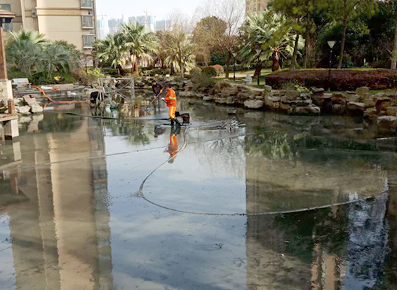 集宁景观池淤泥清理